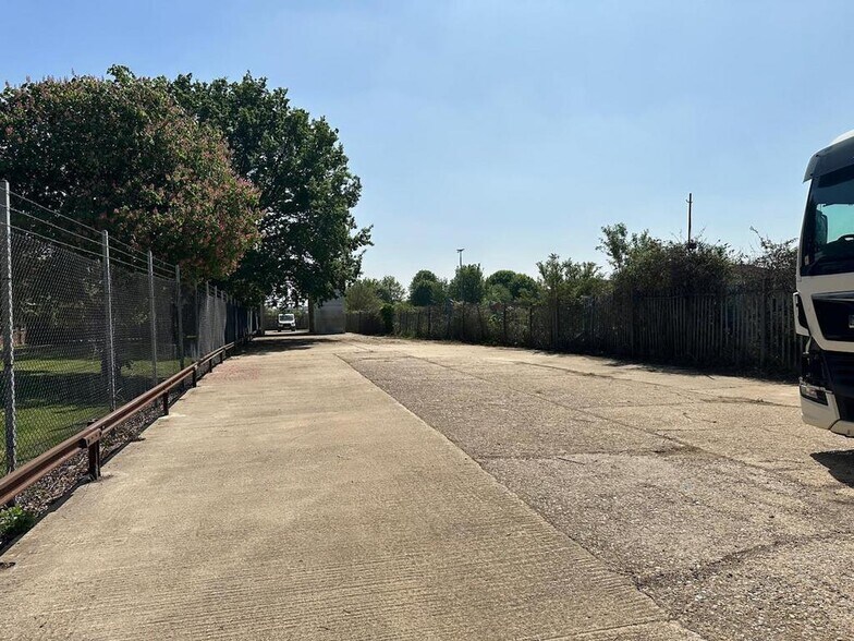 Ickenham Rd, Ruislip à louer - Photo du bâtiment - Image 2 de 2