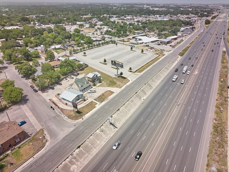 382 S Interstate 35, New Braunfels, TX à louer - Photo du bâtiment - Image 2 de 18