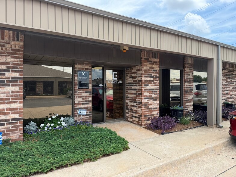 11902 N Pennsylvania Ave, Oklahoma City, OK for lease - Building Photo - Image 1 of 12