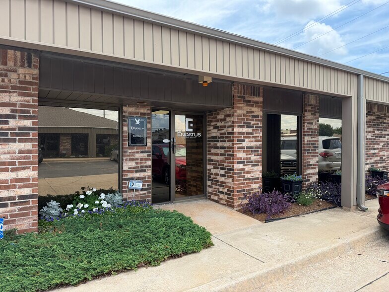 11902 N Pennsylvania Ave, Oklahoma City, OK à louer - Photo du bâtiment - Image 1 de 12