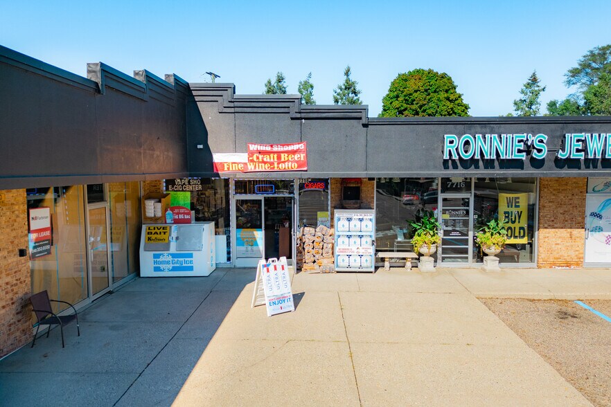 7710-7726 Cooley Lake Rd, Waterford, MI for lease - Building Photo - Image 1 of 11