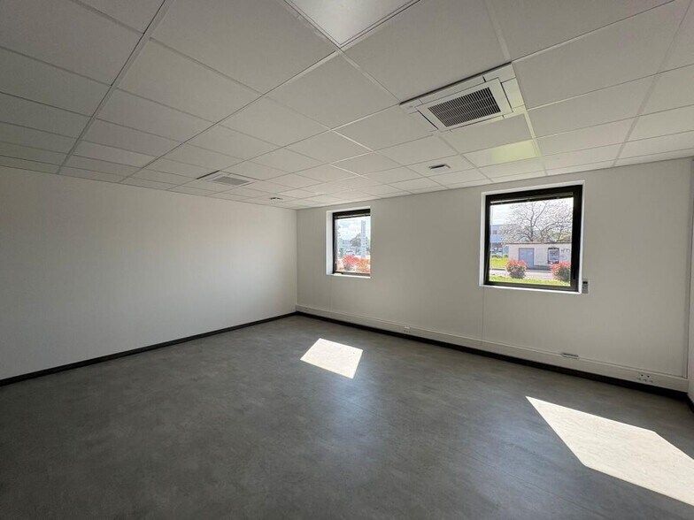 10 Rue De La Guerlande, Châtenoy-le-Royal for lease - Interior Photo - Image 2 of 7
