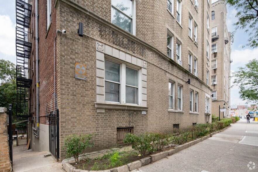 80-20 Broadway, Flushing, NY à louer - Photo du bâtiment - Image 3 de 7