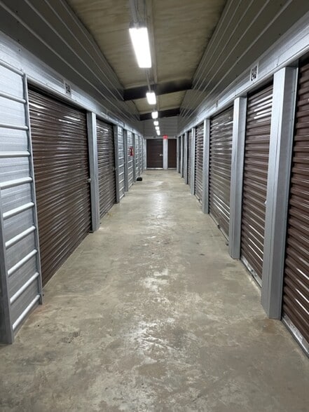 Ennis Storage portfolio of 2 properties for sale on LoopNet.ca - Building Photo - Image 2 of 4