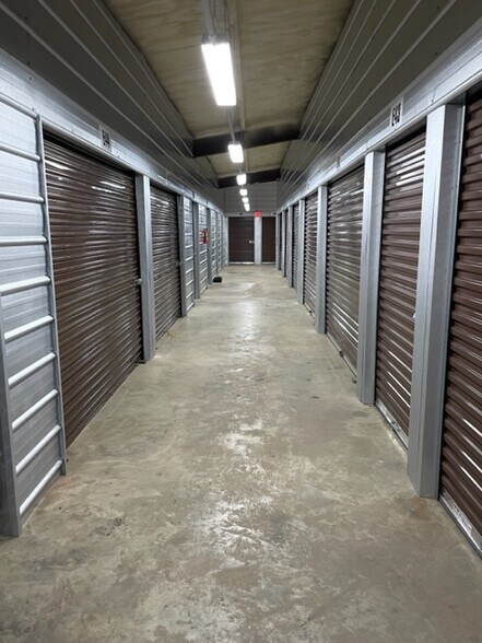 Ennis Storage portefeuille de 2 propriétés à vendre sur LoopNet.ca - Photo du bâtiment - Image 2 de 4