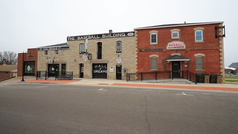 310 2nd St SE, Dyersville, IA à vendre - Vidéo sur l’inscription commerciale - Image 2 de 55