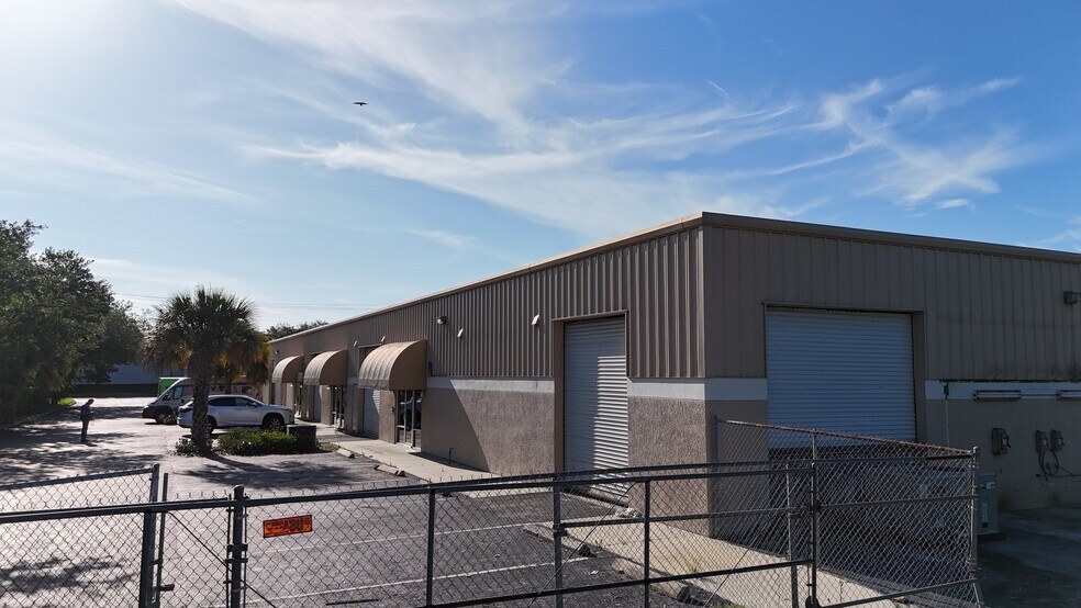 1052-1060 Endeavor Ct, Nokomis, FL à louer - Photo du bâtiment - Image 3 de 35