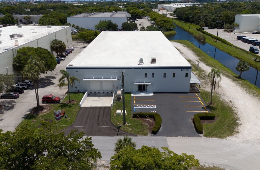 6630 NW 16th Ter, Fort Lauderdale, FL à vendre - Photo du bâtiment - Image 3 de 19