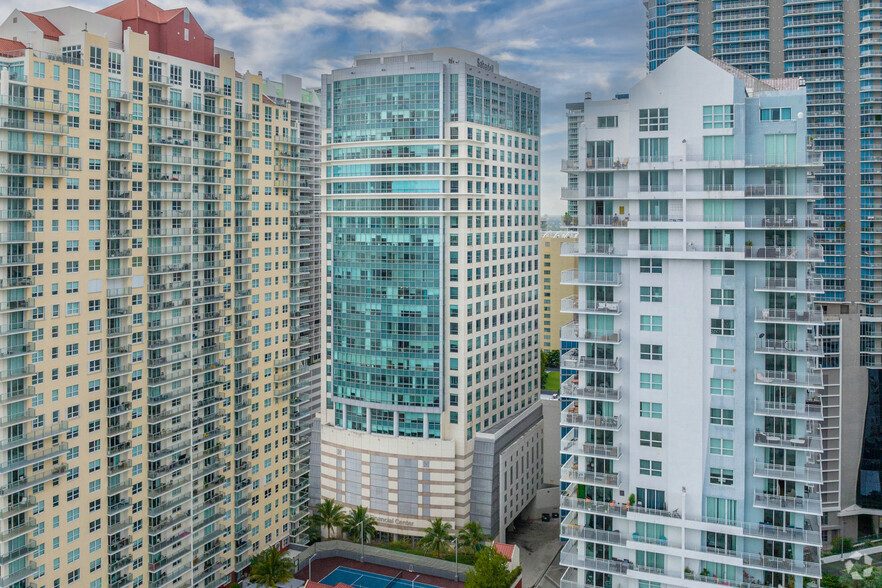 1111 Brickell Ave, Miami, FL à louer - Photo du bâtiment - Image 1 de 31