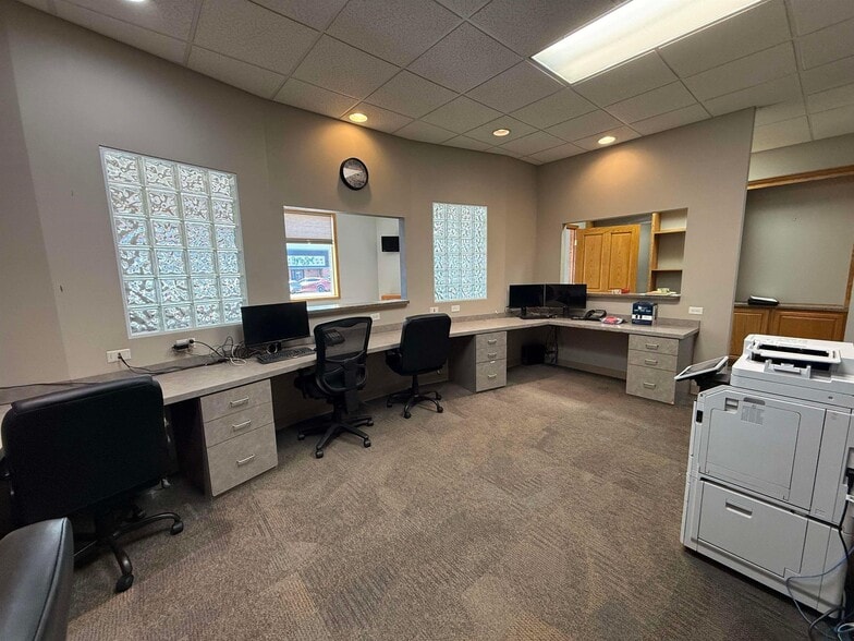 810 Central Ave, Hawarden, IA for sale - Interior Photo - Image 3 of 32