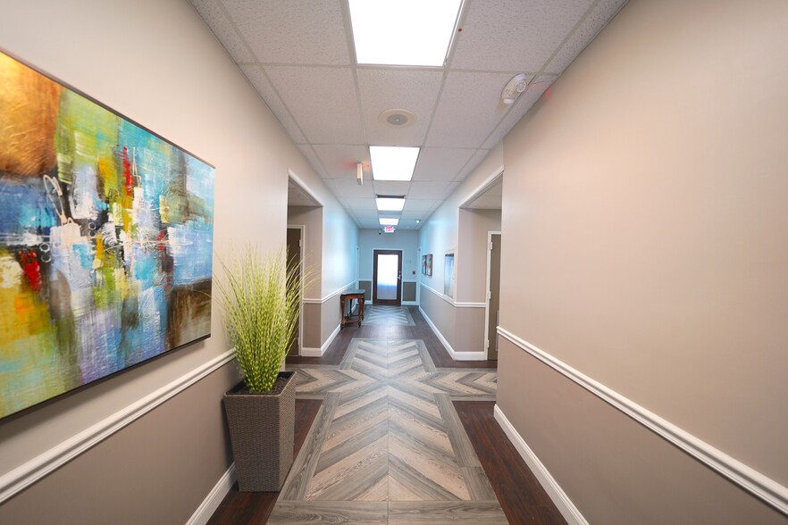 2810 E Oakland Park Blvd, Fort Lauderdale, FL for lease - Interior Photo - Image 2 of 28