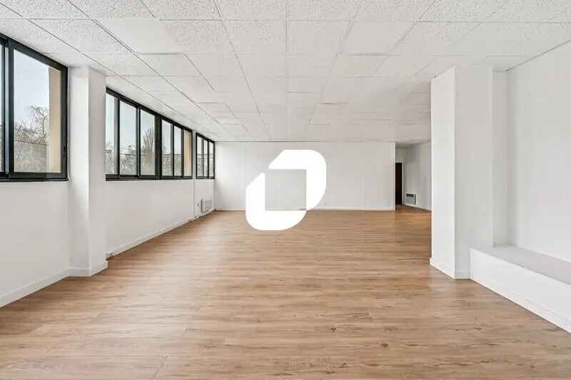 Office in Goussainville for lease - Interior Photo - Image 2 of 12