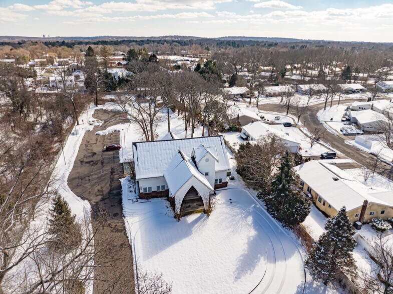 203 Pulaski Rd, Huntington Station, NY à vendre - Photo du bâtiment - Image 2 de 13