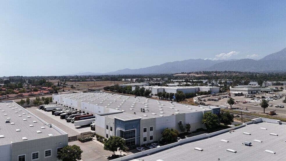 9089 8th St, Rancho Cucamonga, CA à vendre - Photo du bâtiment - Image 3 de 13