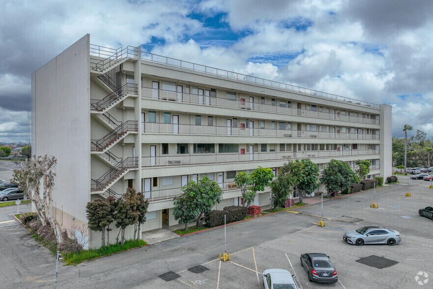 1125 E 17th St, Santa Ana, CA à louer - Photo du bâtiment - Image 2 de 28