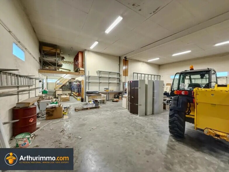 Industrial in Bourgoin-Jallieu for sale - Interior Photo - Image 2 of 5