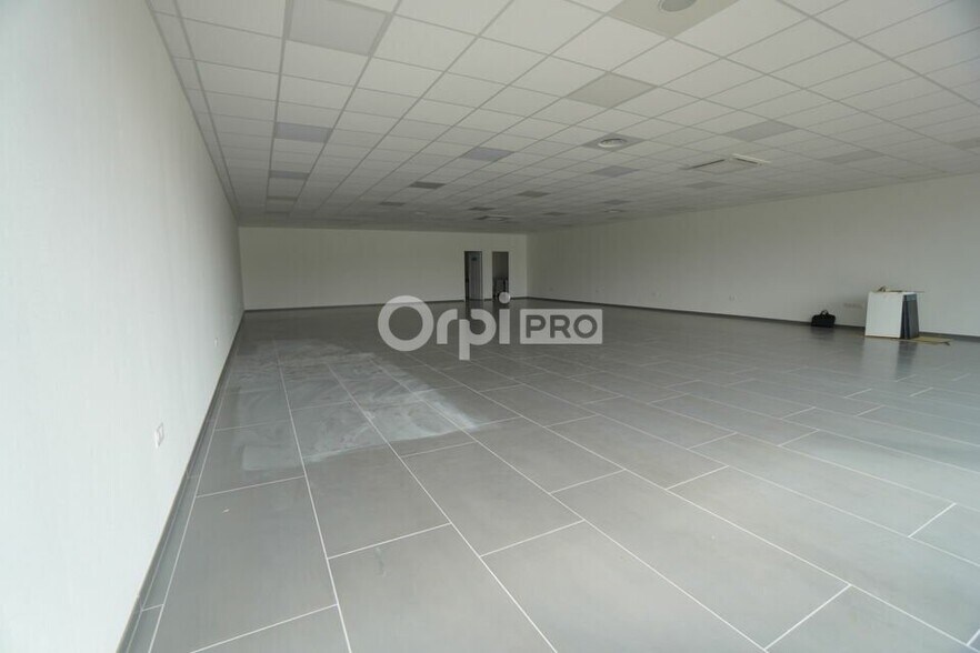 Retail in Marsannay La Cote for lease - Interior Photo - Image 1 of 4