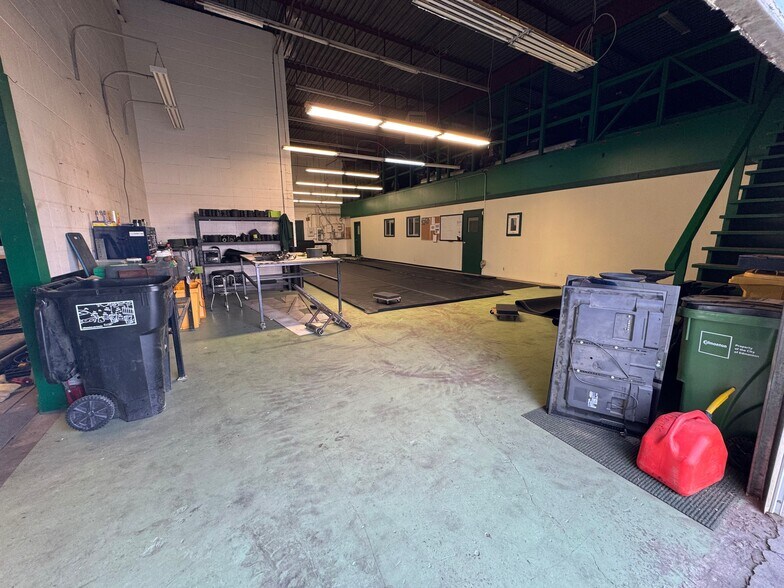 8305 Davies Rd NW, Edmonton, AB à vendre - Photo du bâtiment - Image 3 de 4