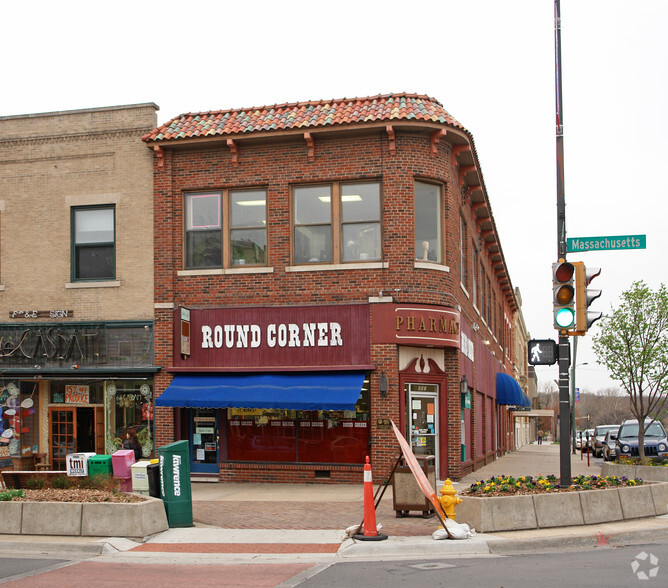 801 Massachusetts St, Lawrence, KS à louer - Photo principale - Image 1 de 2