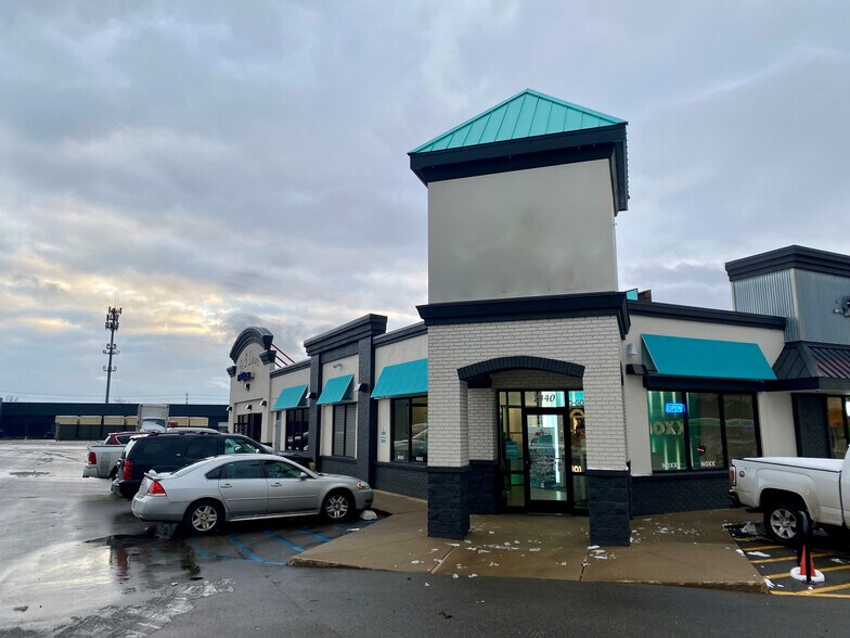 2440 28th St SE, Grand Rapids, MI à louer - Photo du bâtiment - Image 3 de 6