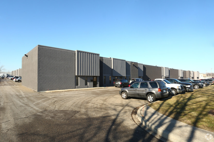 30932-30976 Industrial Dr, Livonia, MI for lease - Primary Photo - Image 1 of 12