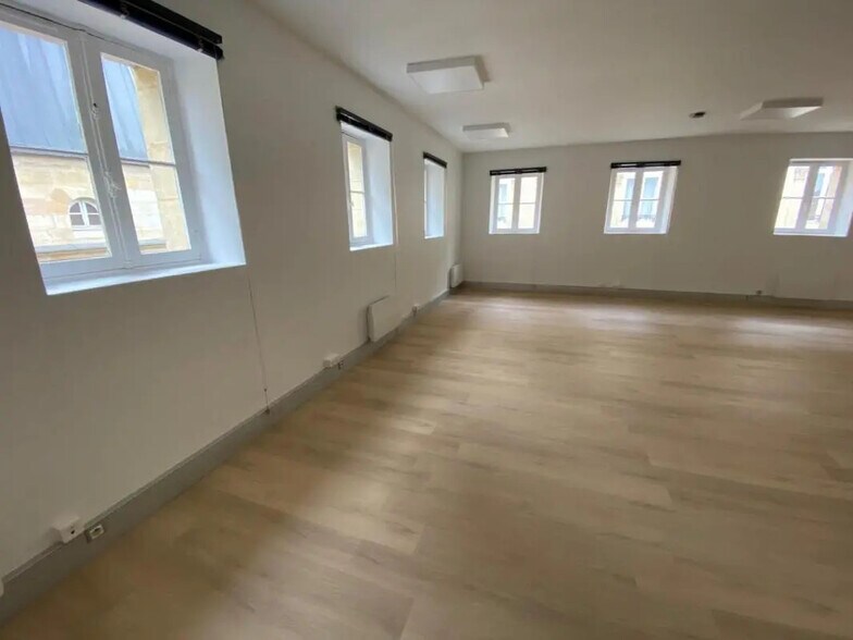 Office in Bordeaux for lease - Interior Photo - Image 3 of 4
