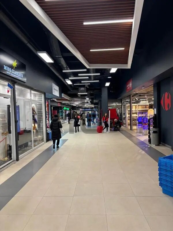 Retail in Paris for sale Primary Photo- Image 1 of 4