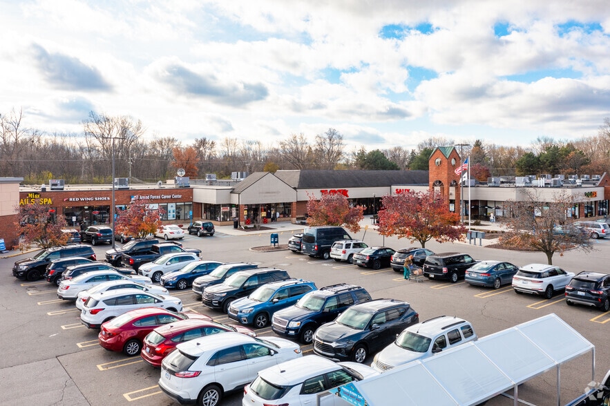 30949-30997 5 Mile Rd, Livonia, MI for lease - Building Photo - Image 2 of 12