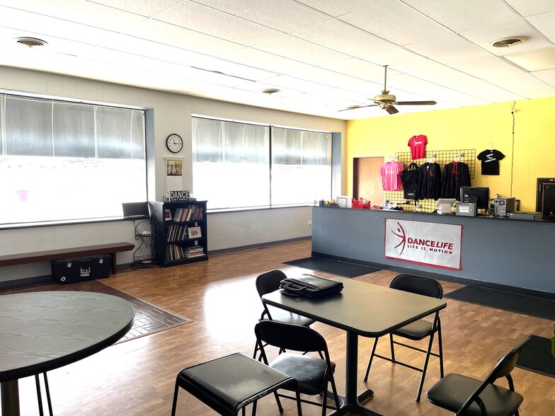 307 6th St, Charleston, IL for sale - Interior Photo - Image 3 of 13