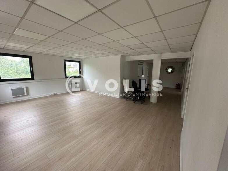 Office in Montreuil for lease - Building Photo - Image 2 of 4