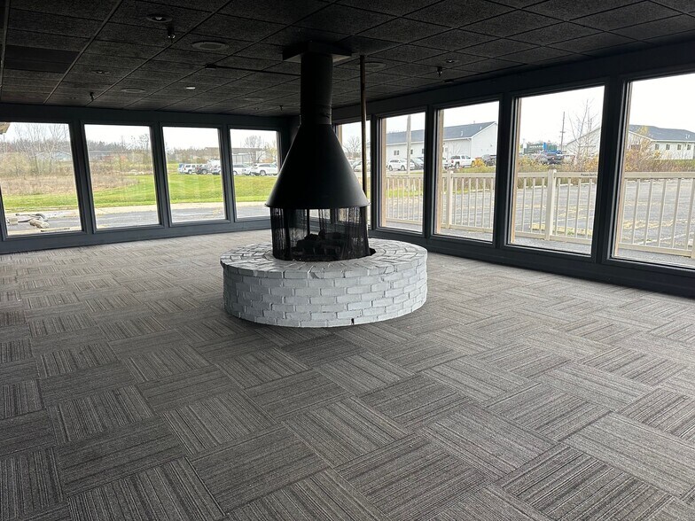 310 W Wendell Jacob Ave, Angola, IN à vendre - Photo du bâtiment - Image 2 de 8