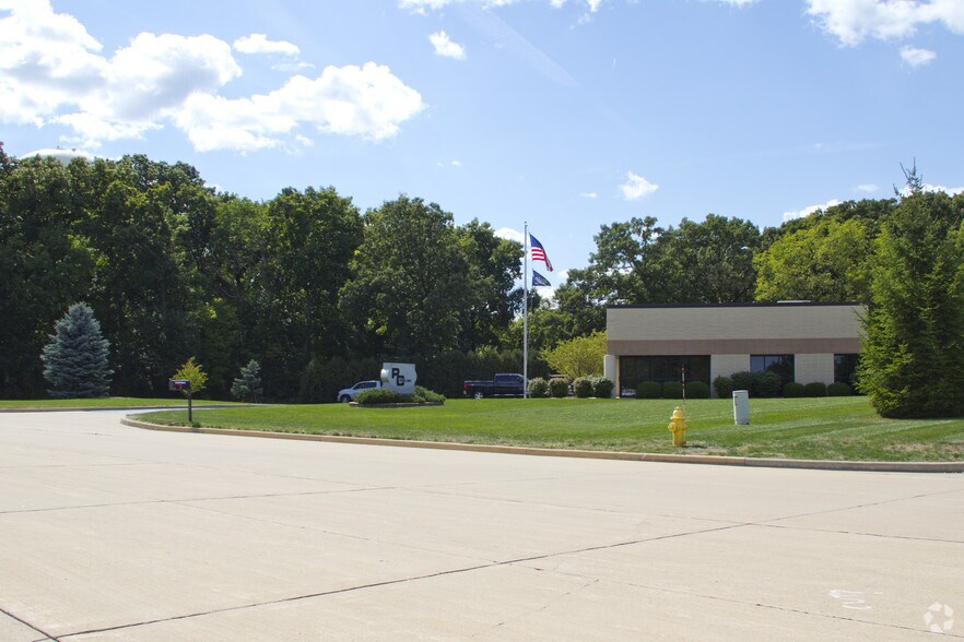 W249N5267 Executive Dr, Sussex, WI for sale - Building Photo - Image 3 of 16