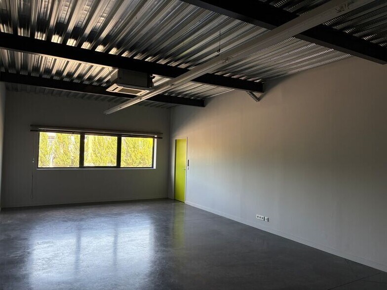 Flex in MARCILLY-D'AZERGUES for lease - Interior Photo - Image 3 of 6