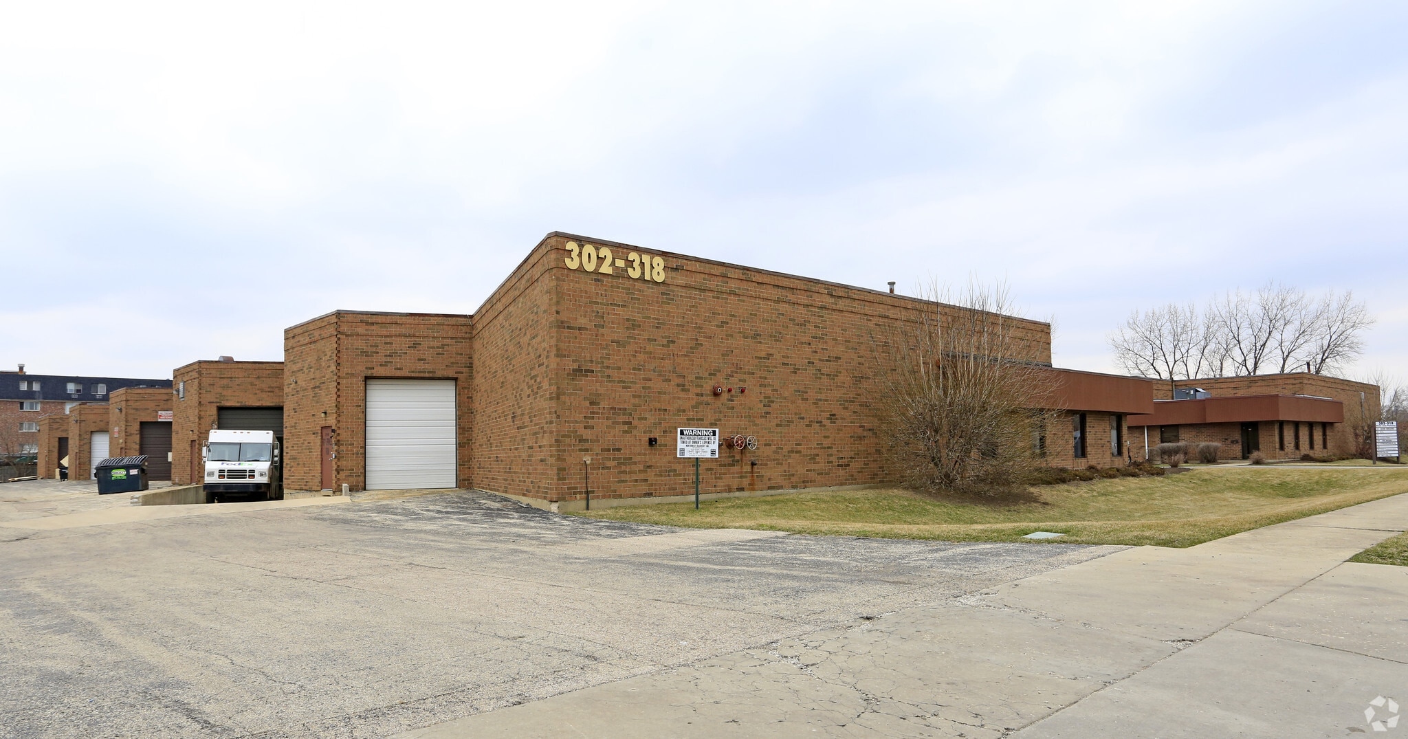 302-318 Roma Jean Pky, Streamwood, IL for lease Primary Photo- Image 1 of 5