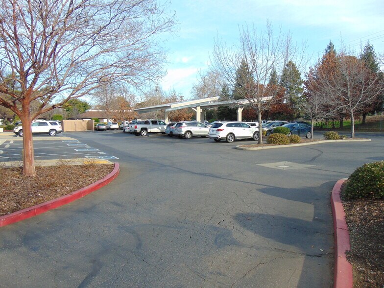 670 Rio Lindo Ave, Chico, CA à louer - Photo du bâtiment - Image 3 de 14