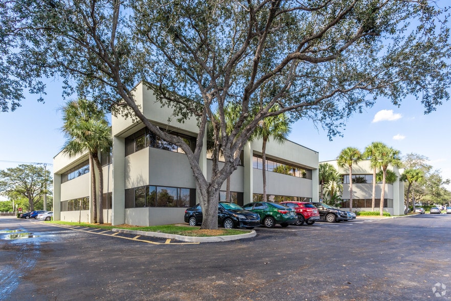 14645 NW 77th Ave, Miami Lakes, FL for lease - Primary Photo - Image 1 of 8