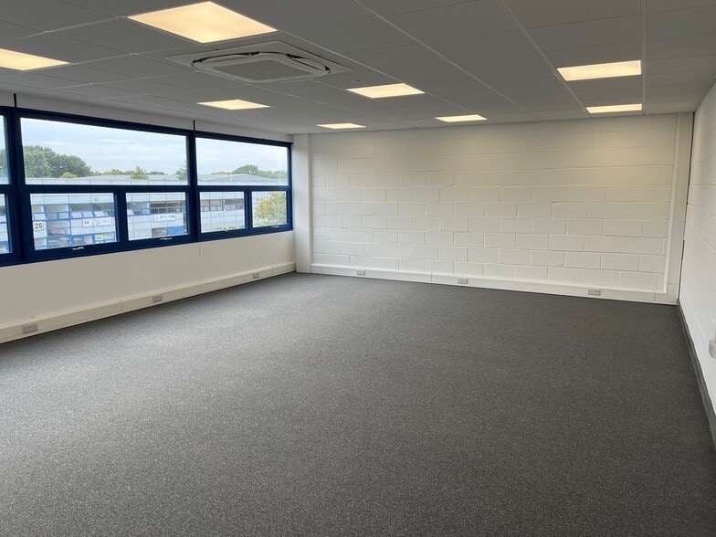 30-40 Tanners Dr, Milton Keynes for lease - Building Photo - Image 3 of 5