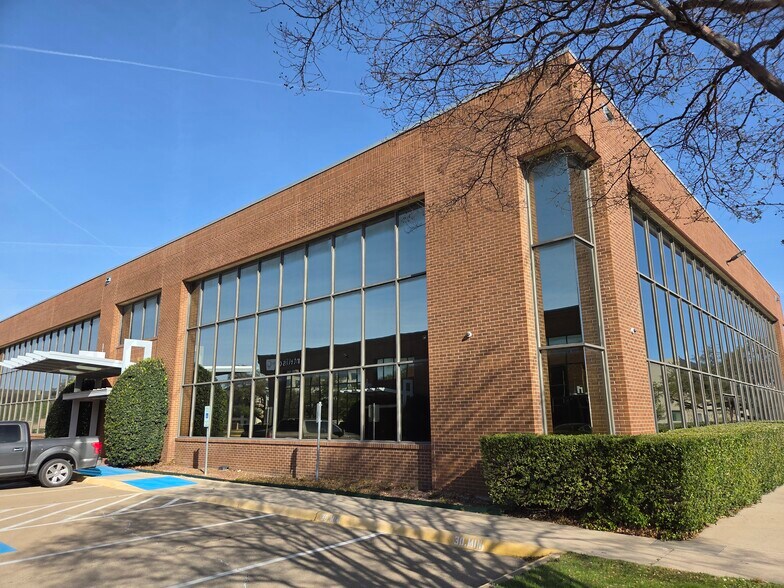 11498 Luna Rd, Farmers Branch, TX à louer - Photo du bâtiment - Image 3 de 50