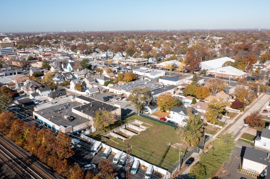 33 Park Pl, Lynbrook, NY for sale - Primary Photo - Image 1 of 23