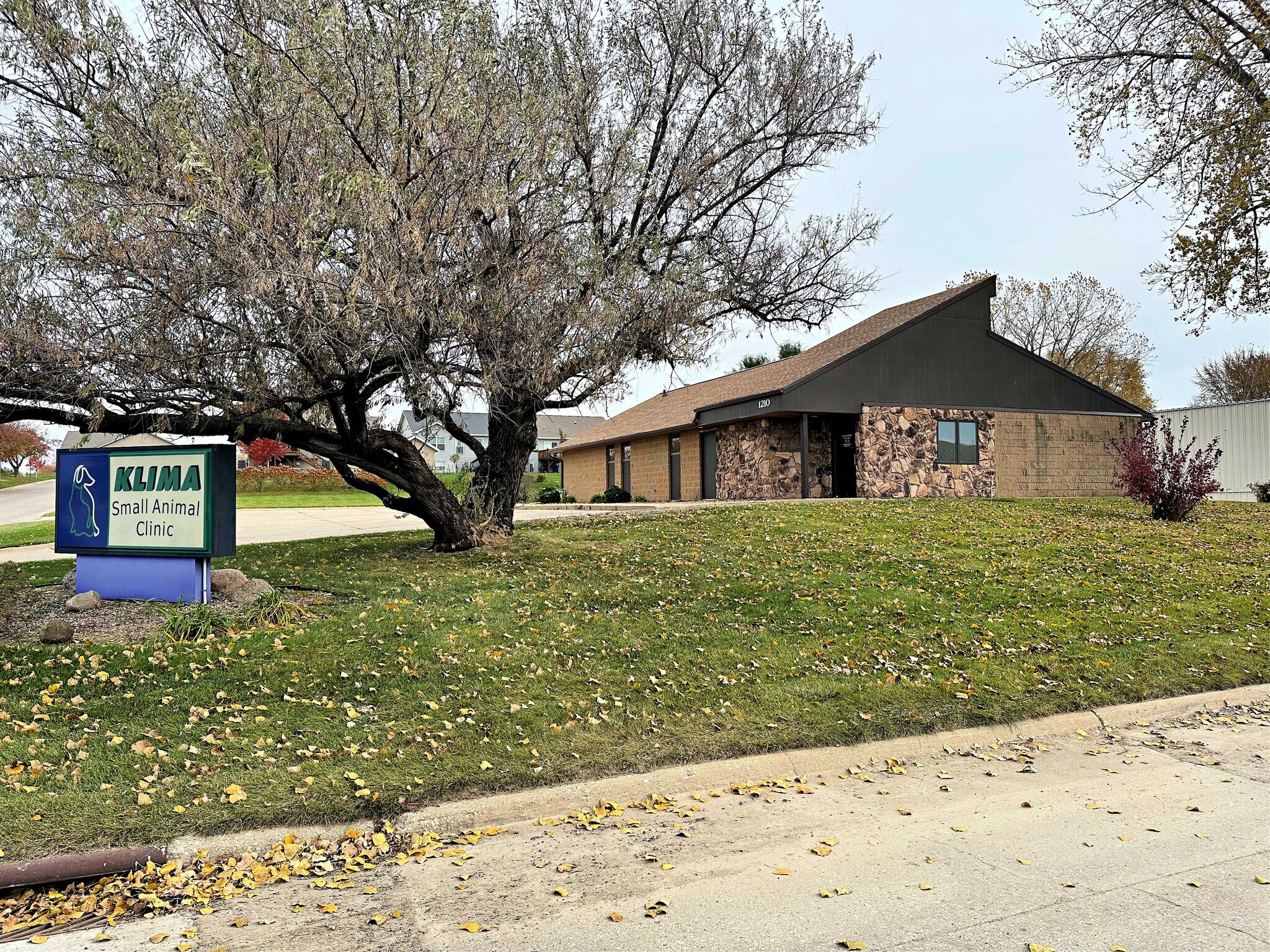 1210 Southtown Dr, Waterloo, IA à vendre Photo principale- Image 1 de 12