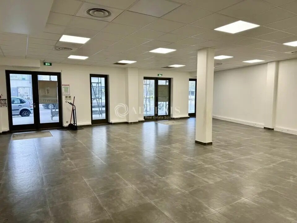 Retail in Lyon for lease Interior Photo- Image 1 of 9