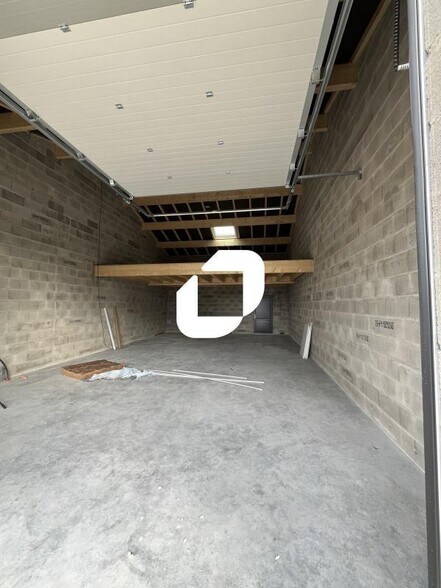Flex in Chavanoz for lease - Interior Photo - Image 3 of 15