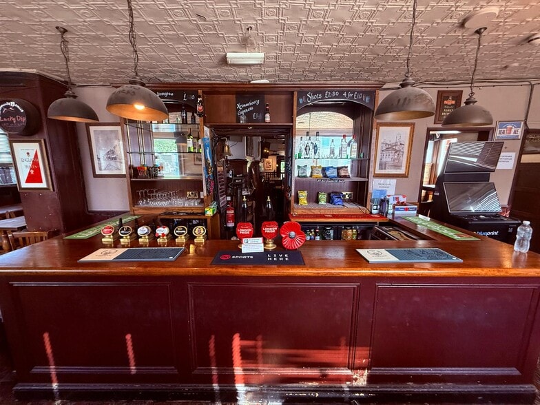 236 Hanworth Rd, Hounslow à vendre - Photo du bâtiment - Image 3 de 12