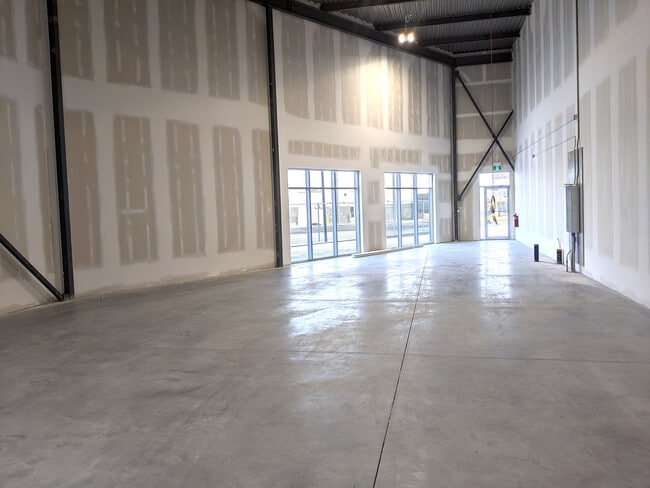 Plus de détails pour 76 Westwinds Cres NE, Calgary, AB - Commerce de détail à vendre