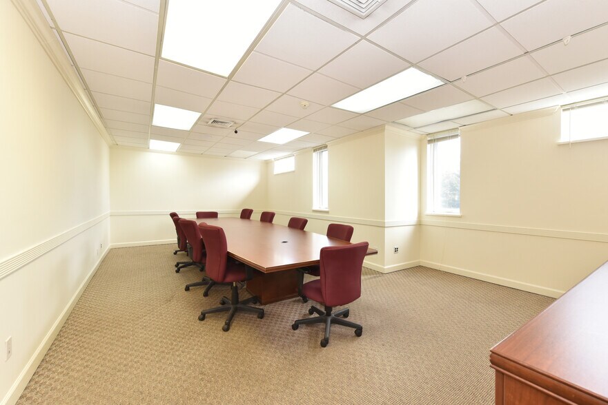 475 Main St, Farmingdale, NY à louer - Photo du bâtiment - Image 3 de 7