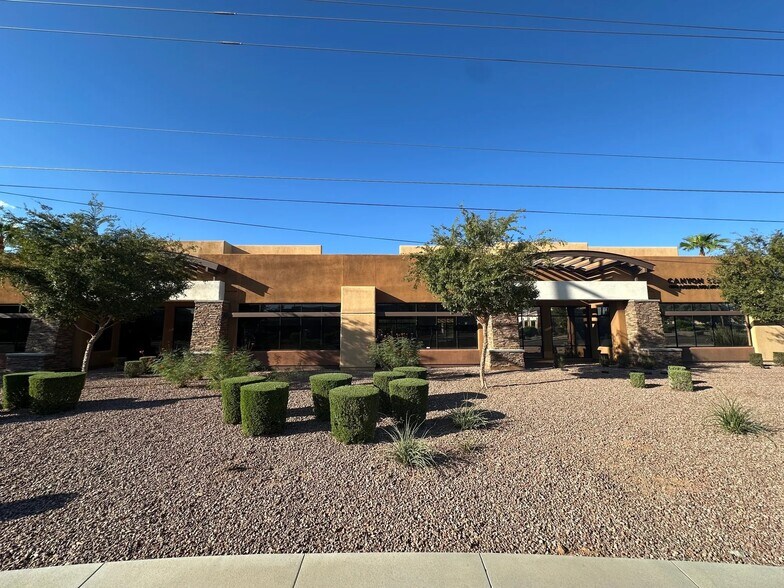 1460 W Elliot Rd, Gilbert, AZ à louer - Photo du bâtiment - Image 3 de 3