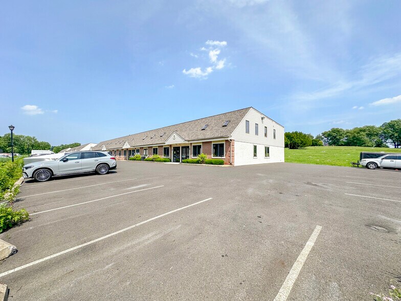 406 E Pennsylvania Blvd, Feasterville Trevose, PA à louer - Photo du bâtiment - Image 2 de 35