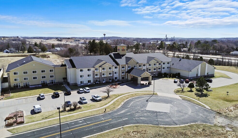 725 Paradise Ln, Johnson Creek, WI à vendre - Photo du bâtiment - Image 3 de 48