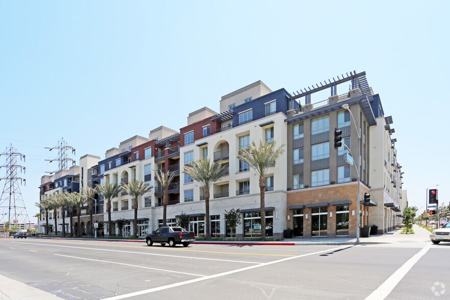 7400 Center Ave, Huntington Beach, CA à louer - Photo du bâtiment - Image 3 de 4