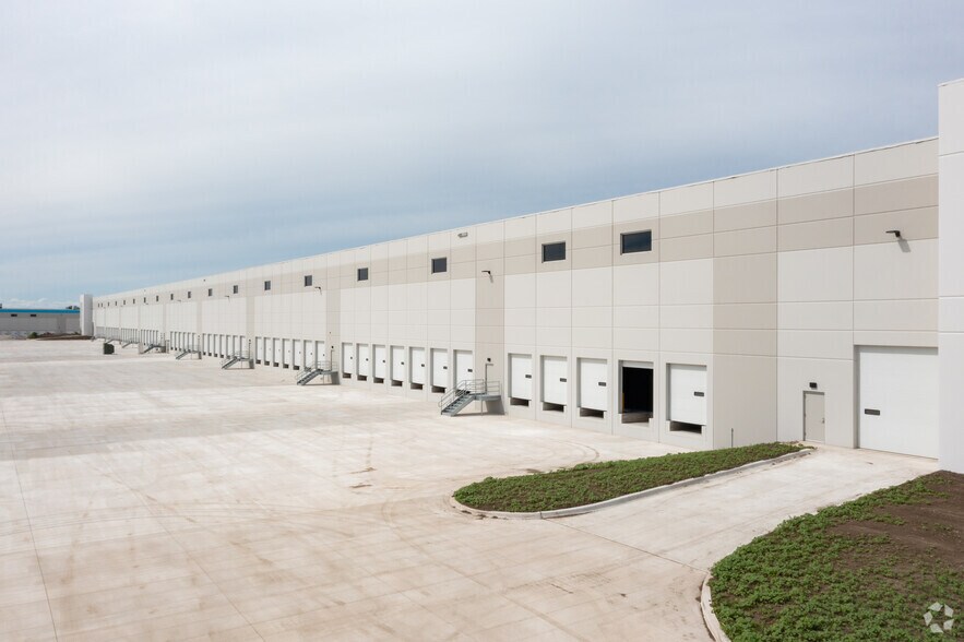 12345 38th St, Kenosha, WI à louer - Photo du bâtiment - Image 2 de 5